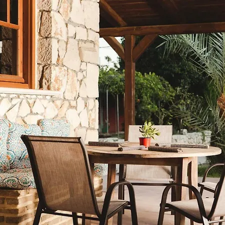 Villa Stone Near The Beach *