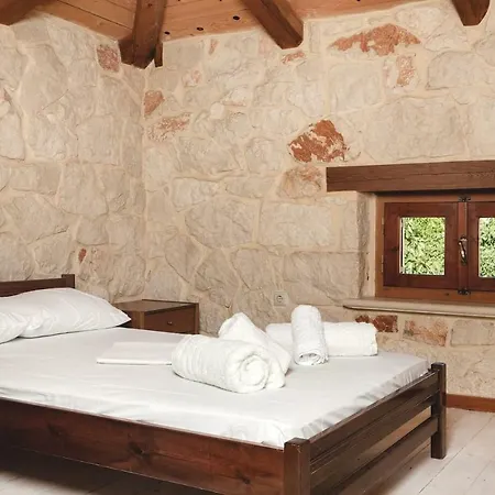 Villa Stone Near The Beach *
