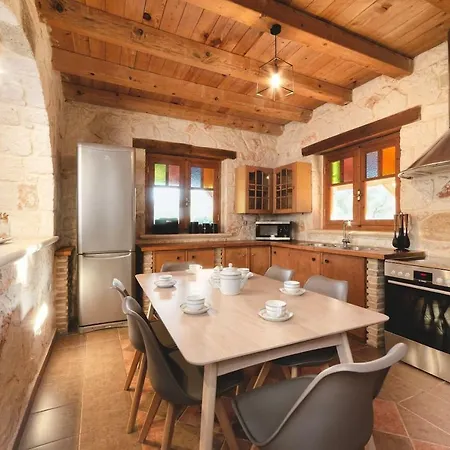 Villa Stone Near The Beach